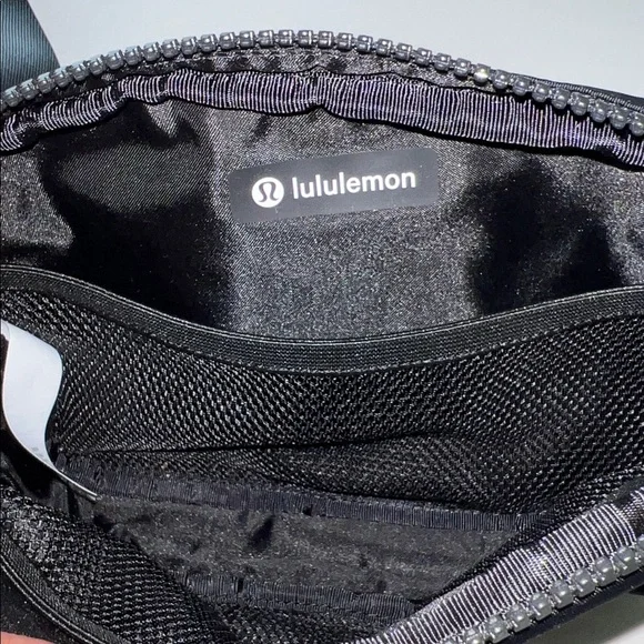 Lululemon everywhere belt bag LARGE W/long strap 2L - Picture 4 of 12